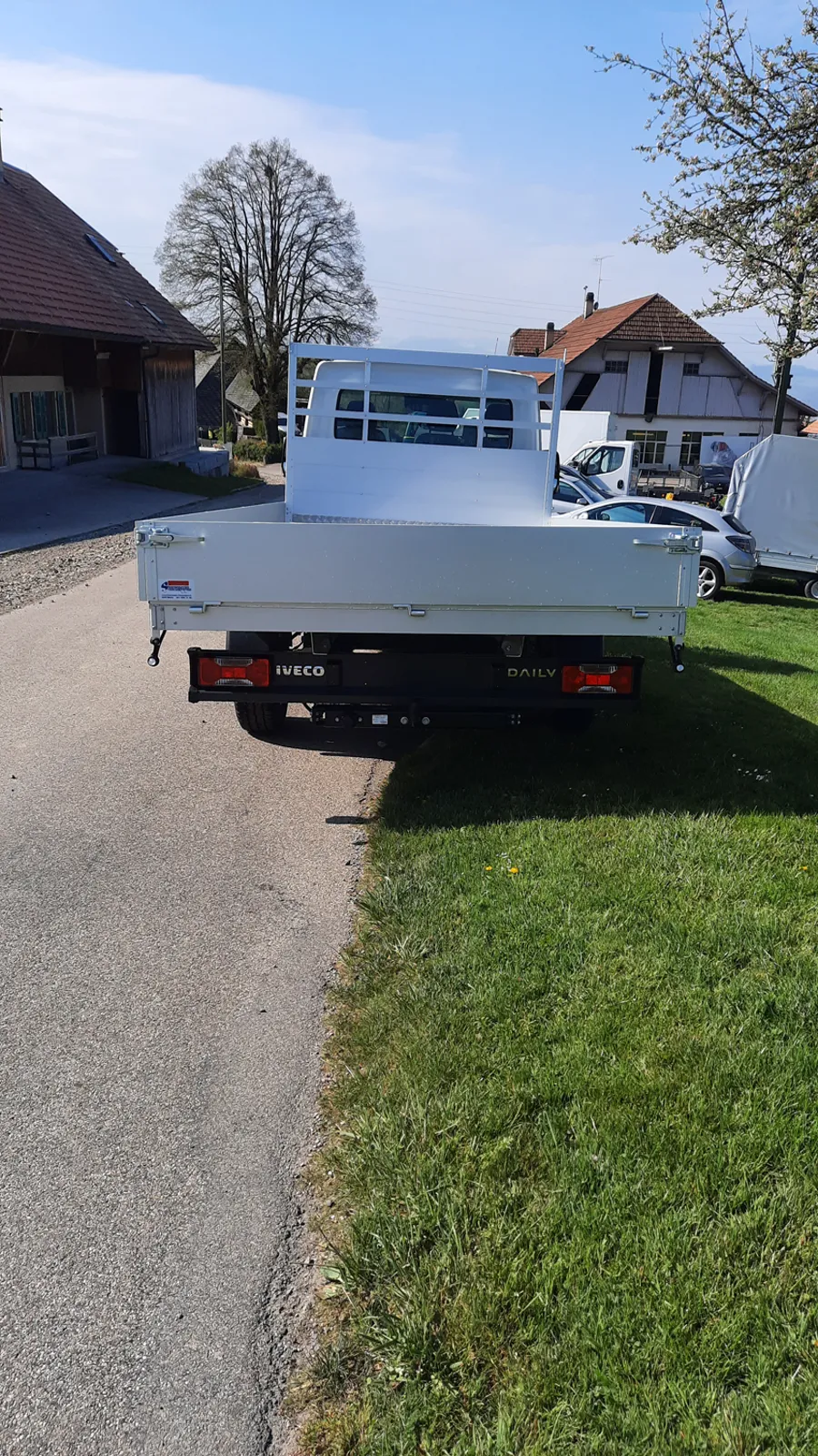 Lieferwagen mit neuer Ladebrücke von Sturzenegger (Foto von der bestehenden Website)