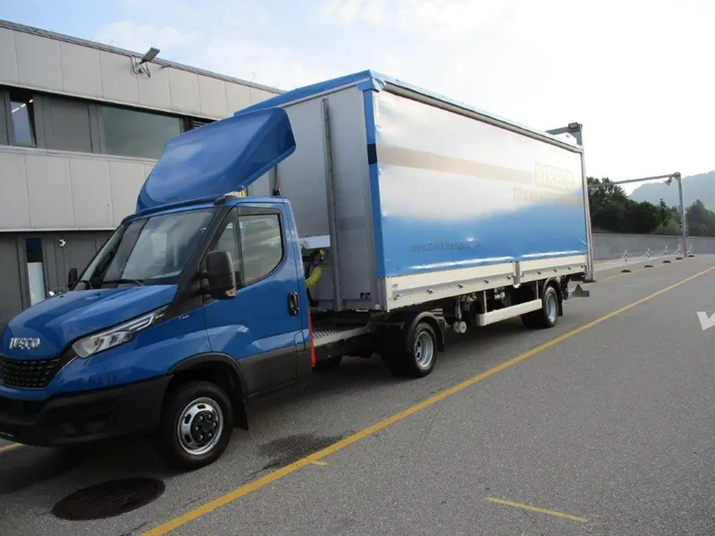 Lieferwagen mit Aufbau für Streck Transport